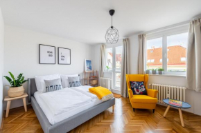 BRIGHT CHARMING Apt with TERRACE, PARKING & AirCo.
